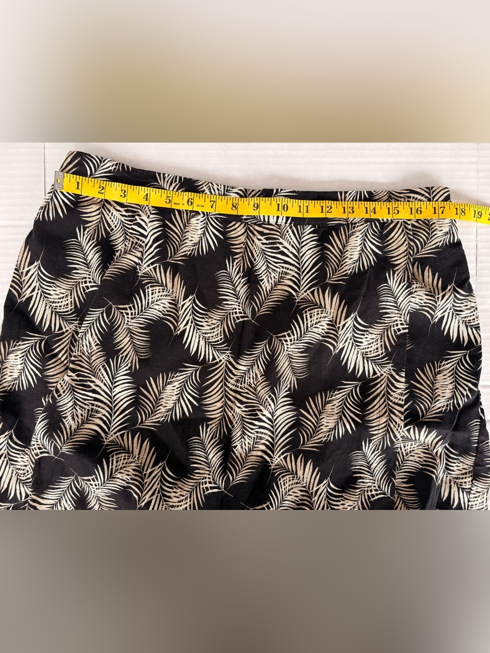 Ellen Tracy Black and Cream Palm Print Shorts - Picture 6 of 7